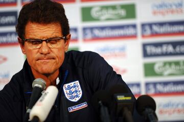 Una vez eliminada del torneo, la selección inglesa regresaba a su país en medio de una fuerte polémica en la que estaban inmersos el seleccionador Fabio Capello (la mayoría de la prensa inglesa calificaba de obsoleto su manual de estilo: “Ha paralizado a su equipo, tomó decisiones erróneas… debe ser el primero en desaparecer”), los jugadores (“Fabio, es el momento de desaparecer… y llévate a estos perdedores contigo”) y la FIFA (“El no uso de la tecnología en un campeonato como el Mundial de Fútbol es propia de una actitud neandertal”).