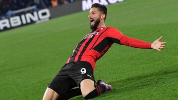 AC Milan's French forward Olivier Giroud celebrates after scoring a goal during the Italian Serie A football match between SSC Napoli and Milan AC at the Diego Armando Maradona stadium in Naples on March 6, 2022. (Photo by Tiziana FABI / AFP)