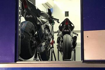 Las motos de Hamilton en Jerez.