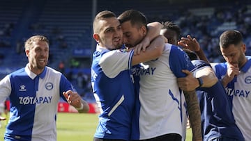 Joselu Mato es agasajado por sus compeñeros.