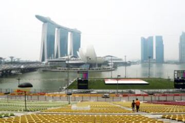 6 - El estadio de Marina Bay en Singapur se encuentra rodeado de una bahía artificial y está capacitado para soportar 1070 toneladas de peso, un aproximado de 9.000 personas. El estadio no se usa únicamente para eventos deportivos, también hay conciertos y otro tipo de eventos.