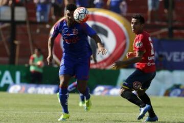 El jugador de Universidad de Chile, Gonzalo Espinoza, izquierda  disputa el balon con Gabriel Sandoval de Union Española durante el partido de primera division en el estadio Santa Laura de Santiago, Chile.