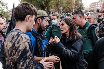 La Reina Letizia durante su visita a Paiporta, Valencia.