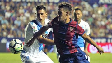 El jugador del Levante, Alegr&iacute;a, disputa un bal&oacute;n con el deportivista Sch&auml;r, que ha jugado todos los minutos y se marcha con Suiza.