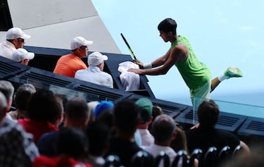 El murciano se acercó al palco de su equipo para estirar las piernas y advertirles de que sus problemas físicos iban más allá de unos calambres.