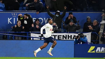 LEICESTER, ENGLAND - JANUARY 19: Steven Bergwijn of Tottenham Hotspur celebrates after scoring their team&#039;s third goal during the Premier League match between Leicester City and Tottenham Hotspur at The King Power Stadium on January 19, 2022 in Leice