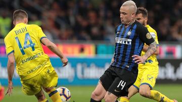 MILAN, ITALY - MAY 13:  Radja Nainggolan of FC Internazionale is challenged by Mattia Bani (L) of Chievo Verona during the Serie A match between FC Internazionale and Chievo at Stadio Giuseppe Meazza on May 13, 2019 in Milan, Italy.  (Photo by Emilio Andr