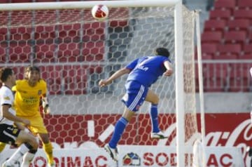 Rivarola es uno de los grandes verdugos de Colo Colo en la última década. El 30 de abril del 2011 anotó un gol inolvidable para los azules sellando la remontada 2-1. En total sumó 7 tantos ante el clásico rival.