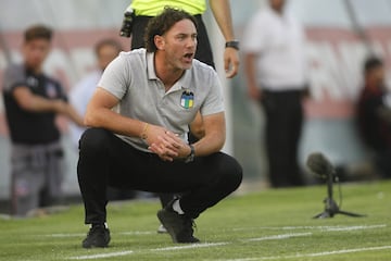 Compañero de Messi en el Barcelona, el DT llegó a O'Higgins tras haber iniciado su carrera en la banca de Independiente de Avellaneda. Después de un comienzo alentador en Rancagua, el equipo decayó y el ex zaguero debió marcharse.
