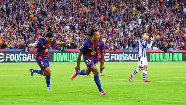 1-1. Jules Koundé celebra el tanto con Ronald Araujo.