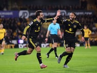 WOLVERHAMPTON, ENGLAND - DECEMBER 08: Bruno Fernandes of Manchester United celebrates scoring his team's first goal with teammate Matheus Cunha during the Premier League match between Wolverhampton Wanderers and Manchester United at Molineux on December 08, 2025 in Wolverhampton, England. (Photo by Alex Pantling/Getty Images)