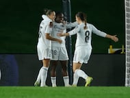 MADRID, 09/12/2025.- La delantera del Real Madrid Linda Caicedo (c) celebra con sus compañeras tras marcar el segundo gol ante el Wolsburgo, durante el partido de la fase de grupos de la Liga de Campeones que Real Madrid y Wolfsburgo disputan este martes en el estadio Alfredo Di Stéfano. EFE/Juanjo Martín