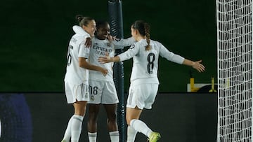 MADRID, 09/12/2025.- La delantera del Real Madrid Linda Caicedo (c) celebra con sus compañeras tras marcar el segundo gol ante el Wolsburgo, durante el partido de la fase de grupos de la Liga de Campeones que Real Madrid y Wolfsburgo disputan este martes en el estadio Alfredo Di Stéfano. EFE/Juanjo Martín