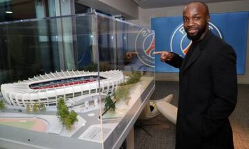 Lass Diarra, observando una maqueta del Parc des Princes