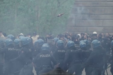 El Derbi della Capitale vuelve a generar violencia en los alrededores del Olímpico. La policía dispersó con gases lacrimógenos y cañones de agua a los ultras de Lazio y Roma en la zona de Ponte Milvio.