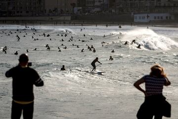 Un gran número de surfistas se dieron cita, desde primera hora de la mañana, en la playa de Las Canteras, en Las Palmas de Gran Canaria. Era el primer día en el que se autorizaba la práctica del deporte y de los paseos al aire libre tras siete semanas seguidas de confinamiento por culpa del coronavirus.