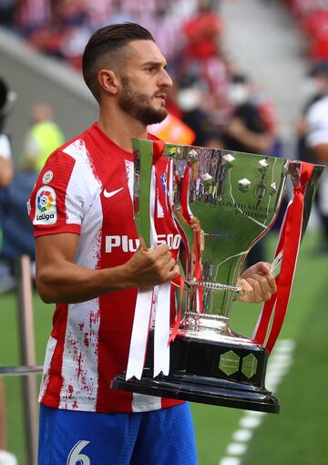 Koke ofrece a la afición la Copa de LaLiga antes del inicio del encuentro. 