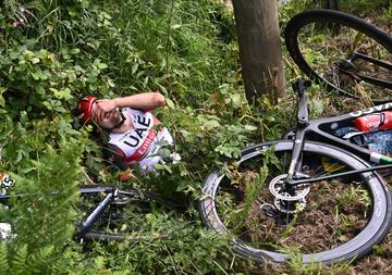 Las ca¨ªdas han sido protagonistas de la primera etapa del Tour de Francia 2021, una de ellas por culpa de una pancarta de una espectadora. El corredor de Jumbo-Visma, Tony Martin, choc¨® con una espectadora que sosten¨ªa un cartel, lo que provoc¨® que numerosos corredores se fueran al suelo. La segunda ca¨ªda fue a 5 km de la meta cuando un corredor se fue al lateral provocando que varios corredores salieran catapultados.