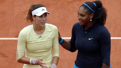 Serena Williams y Garbi&ntilde;e Muguruza se saludan tras la final de Roland Garros de 2016.