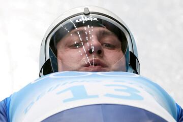 La cara que aparece inmortalizada en este primer plano, una mezcla de concentraci¨®n y v¨¦rtigo, es la del ucraniano Andriy Mandziy durante su participaci¨®n en la carrera individual masculina de luge, en el Centro Nacional de Deslizamiento de Pek¨ªn. El luge, al igual que el skeleton y el bobsleigh, es una modalidad de descenso en trineo.