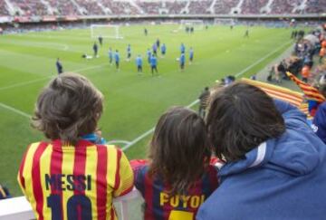 Una aficionada del Real Madrid en el entrenamiento del Barça