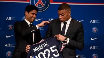 Nasser Al-Khelaifi, CEO del PSG, junto a Kylian Mbappe tras firmar la renovación.