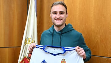 Lasure posa con una camiseta del Real Zaragoza tras firmar su renovaci&oacute;n hasta 2023.