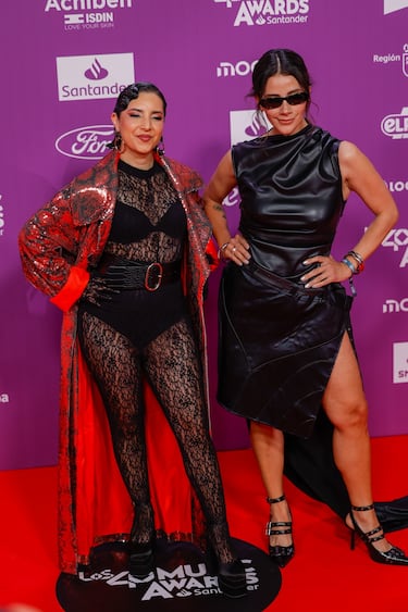 Johanna Riva Alfonso y Martina Orrego posan en la alfombra roja. 