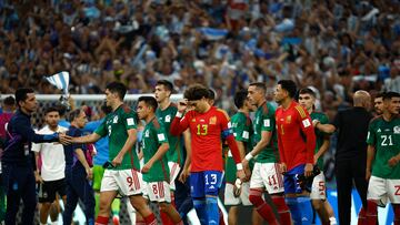 GR6004. LUSAIL (CATAR), 26/11/2022.- Jugadores de México se lamentan hoy, al final de un partido de la fase de grupos del Mundial de Fútbol Qatar 2022 entre Argentina y México en el estadio de Lusail (Catar). EFE/José Méndez

