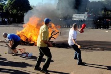 Soldados del Batallón de Operaciones Especiales del Distrito Federal llevan a cabo un simulacro en la sede de la Policía Militar en Brasilia como parte de las medidas de seguridad antes de la Copa Confederaciones.