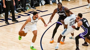 Santi Aldama maneja bola en el partido contra Sacramento Kings.