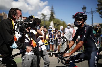 En una etapa ganada por Awout Van Aert, Alaphilippe perdió el liderato tras una penalización de 20 segundos. Adam Yates es el nuevo mailot amarillo y hay 4 colombianos en el top 10: Egan, Nairo, López y Chaves. 