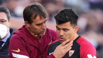 Lopetegui anima a Acuña tras su cambio en Vallecas.