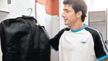 <b>ADIÓS. </b>Ángel Morales se emocionó en su despedida; aquí recoge sus enseres de la taquilla grana.