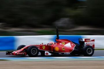 Kimi Raikkonen piloto de Ferrari con el nuevo F14 T en Jerez.