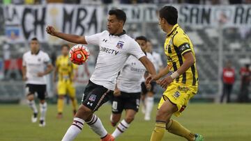 Futbol, Colo Colo vs Everton, decimacuarta fecha Campeonato de Apertura 2016-17.  El jugador de Colo Colo Ramon Fernandez, izquierda, disputa el balÃ³n con de Nicolas Penailillo de Everton durante el partido de primera division en el estadio Monumental.  