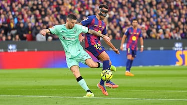 Oihan Sancet pelea un balón con Eric García. 
 


