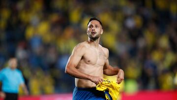 Andone, sin camiseta, celebra su gol al Tenerife el pasado sábado.