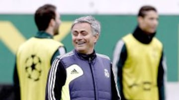 El entrenador portugués del Real Madrid, José Mourinho dirige el entrenamiento de su equipo en Valdebebas.