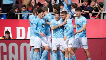 Iker Losada celebra con su compa?eros el primer gol de su equipo ante el Girona.