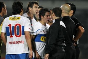 2011. Para muchos hinchas de la UC, el inicio de las últimas frustraciones. Después de ganar 2-0 en la ida, Universidad Católica pierde 4-1 la final de vuelta.