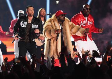 Luego de bajar del coche, Big Boi cantó The Way You Move junto a Maroon 5