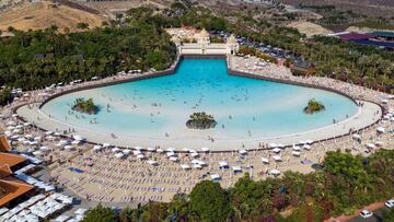 Este parque temático de atracciones acuáticas, también conocido como “Water Kingdom” (Reino del Agua), ha recibido múltiples reconocimientos tanto por sus atracciones para los adultos como para los más pequeños de la familia, entre ellos, el premio más importante a nivel europeo dentro de la industria del entretenimiento (European Star Award) o el de TripAdvisor, que lo ha distinguido como mejor parque acuático del mundo. 