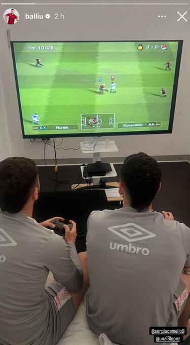 Ni PlayStation 5 ni Nintendo Switch, dos futbolistas españoles apuestan por una joya retro en las concentraciones