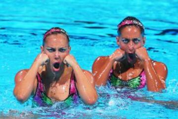 Las nadadoras francesas, Laura Auge y Margaux Chretien, durante los preliminares libres.