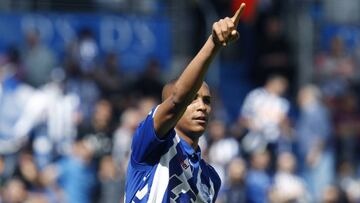 GRA311. VITORIA (ÁLAVA), 14/05/2017.- El delantero brasileño del Alavés Deyverson Silva celebra el tercer gol de su equipo ante el Celta, durante el partido de la trigésima séptima jornada de la Liga de Primera División que se juega hoy en el estadio de Mendizorroza. EFE/David Aguilar