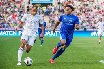 Cafú ante Christian Karembeu.