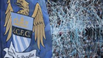 Imagen del escudo y la grada del Manchester City.