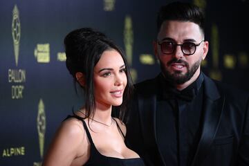 La influencer franco-suiza Nabilla Benattia y su esposo Thomas Vergara posan a su llegada para asistir a la ceremonia de entrega del Bal車n de Oro, este lunes en Par赤s.