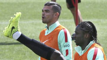 Pepe, ejercitándose con Portugal este martes.